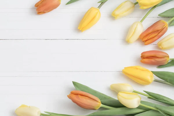 Gelbe Tulpen Auf Holzgrund — Stockfoto