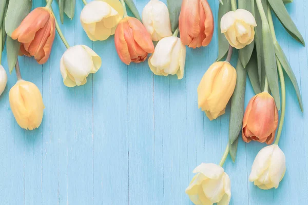Tulipani Gialli Sfondo Legno — Foto Stock