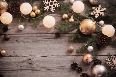 Eski ahşap arka planda Noel süslemesi