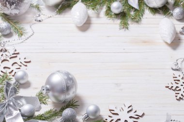 Noel dekorasyon ahşap arka plan üzerinde gümüş