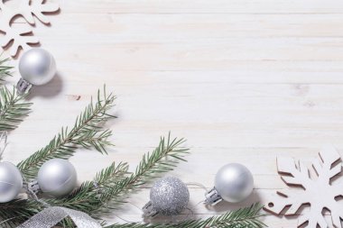 Noel dekorasyon ahşap arka plan üzerinde gümüş