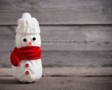 Kardan adam oyuncak rustik ahşap zemin üzerine