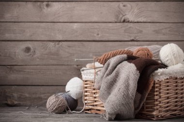 Örgü ve örgü iğneleri bir ahşap yüzeye