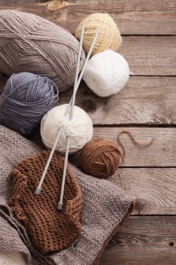 Örgü ve örgü iğneleri bir ahşap yüzeye