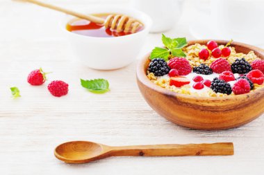 Beyaz ahşap zemin üzerinde çilek ile granola