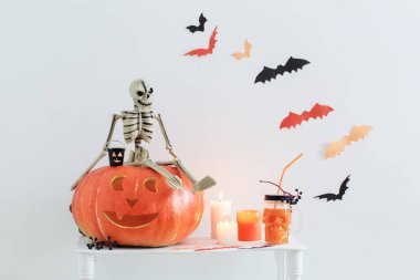 Beyaz ahşap masa üzerinde Halloween süslemeleri