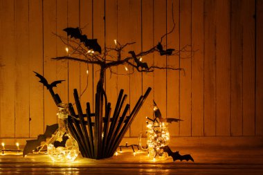 Ev ahşap arka plan üzerinde Halloween süslemeleri