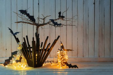 Ev ahşap arka plan üzerinde Halloween süslemeleri