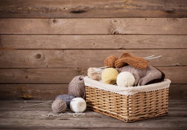 Örgü ve örgü iğneleri bir ahşap yüzeye