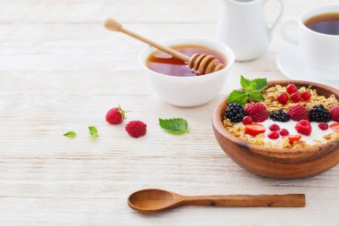 Beyaz ahşap zemin üzerinde çilek ile granola