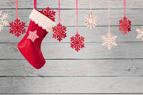 圣诞袜挂木制背景 — 图库照片