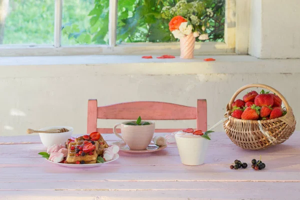 Petit Déjeuner Aux Fraises Sur Table Bois Rose — Photo