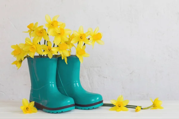 Botas Borracha Flores Primavera Fundo Branco — Fotografia de Stock