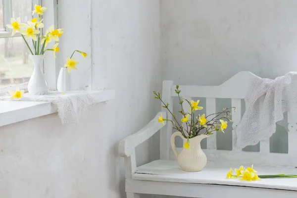 Yellow Flowers White Wooden Bench — Stock Photo, Image