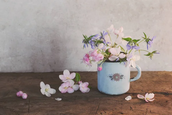 木製のテーブルの上にカップの春の花 — ストック写真