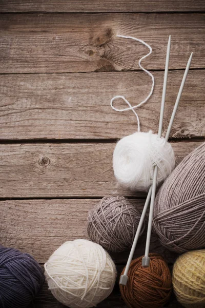 編み物と木製の表面の編み針 — ストック写真