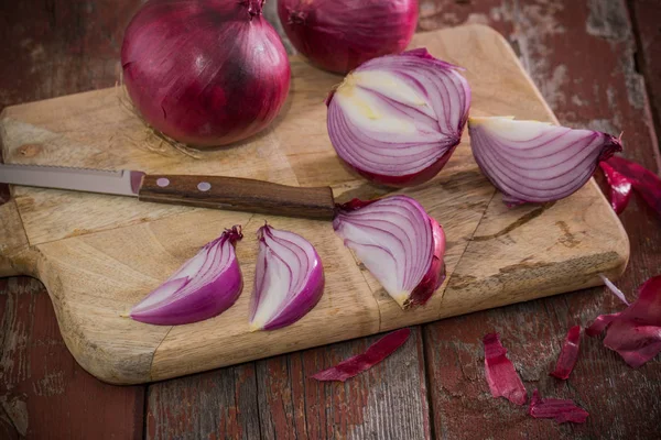 Cipolla Rossa Sfondo Vecchio Legno — Foto Stock