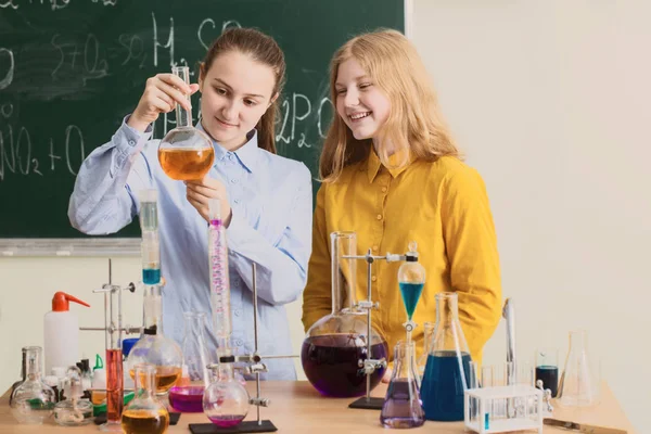 Duas Raparigas Fazer Experiências Químicas — Fotografia de Stock