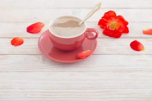 Csésze Kávét Egy Piros Virág Fehér Asztal — Stock Fotó