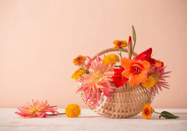 Flores Verano Cesta Sobre Mesa Madera —  Fotos de Stock