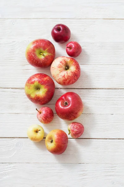 Äpplen Trä Vit Bakgrund — Stockfoto