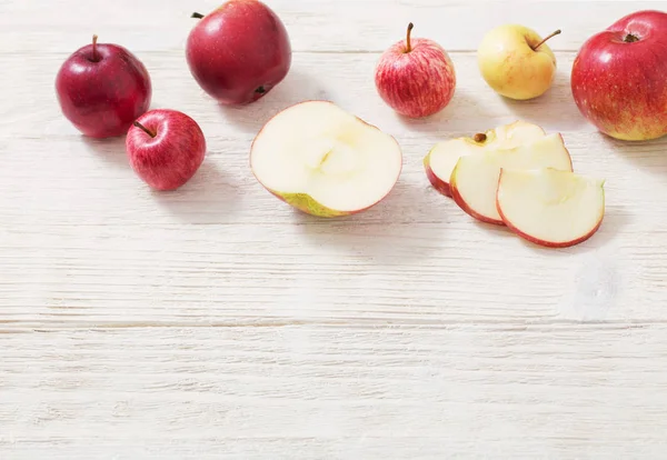 Яблоки Деревянном Белом Фоне — стоковое фото