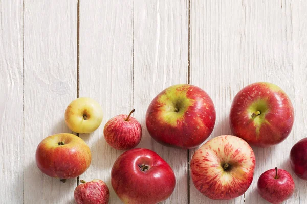 Omenat Puinen Valkoinen Tausta — kuvapankkivalokuva