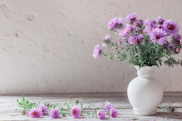 Violette Blumen Weißer Vase Auf Altem Weißem Hintergrund — Stockfoto