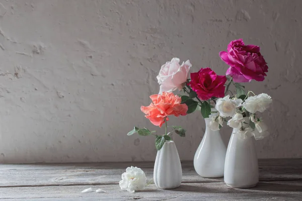 Hermosas Rosas Jarrones Blancos Sobre Fondo Viejo —  Fotos de Stock