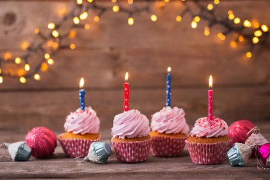 cupcakes karanlık eski ahşap arka plan üzerinde