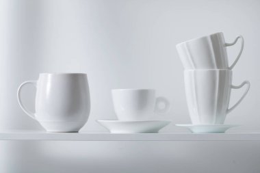 Ahşap raf temiz su bardağı