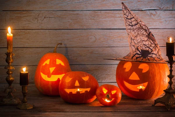Halloween Kürbisse Auf Holzgrund — Stockfoto