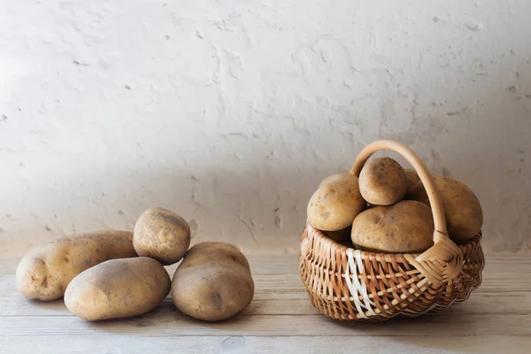 Batatas Cesta Fundo Parede Velha Branca — Fotografia de Stock