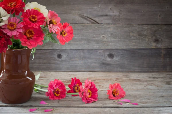 Bloemen Vaas Oude Houten Achtergrond — Stockfoto