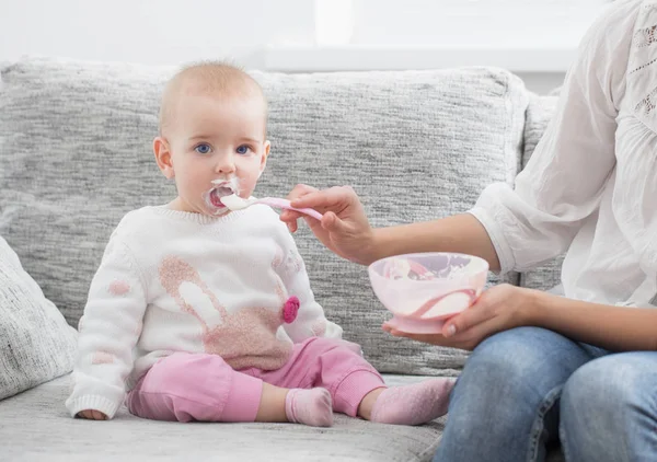 Mãe Alimentando Bebê Interior — Fotografia de Stock