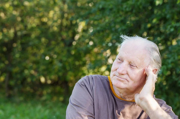 Portrait Homme Âgé Dans Parc Ensoleillé — Photo