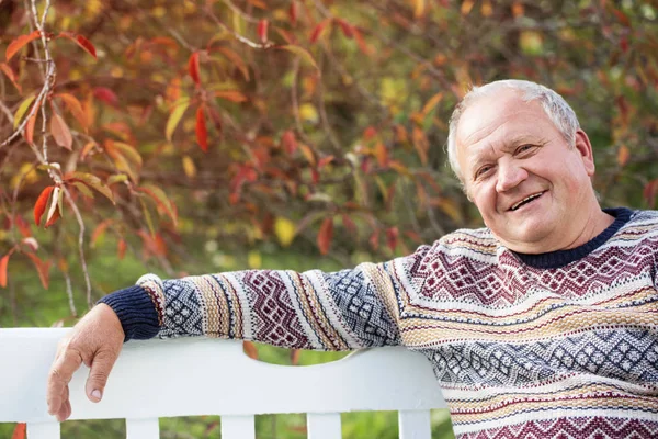 Starší Muž Bílé Dřevěné Lavice Podzimním Parku — Stock fotografie
