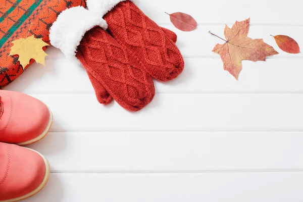 冬の服と靴は木製の背景 — ストック写真