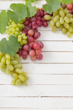 pembe ve yeşil ahşap arka plan üzerinde üzüm