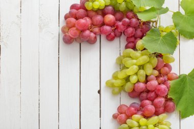 pembe ve yeşil ahşap arka plan üzerinde üzüm