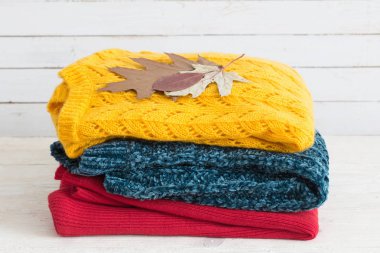 Beyaz ahşap zemin üzerine örme kazak