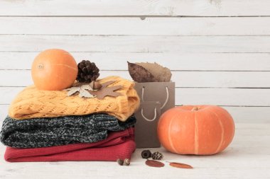 Beyaz ahşap zemin üzerine örme kazak