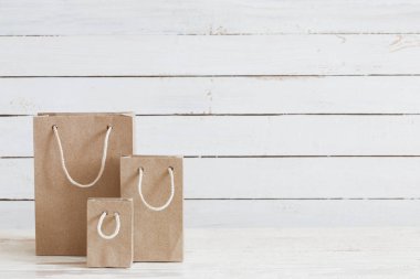 Kraft kağıt torba whire ahşap arka plan üzerinde