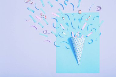 konfeti kağıdı arka plan üzerinde şapkalı doğum günü