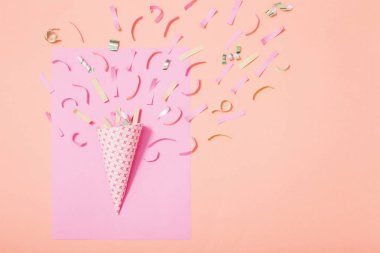 konfeti kağıdı arka plan üzerinde şapkalı doğum günü