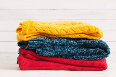 Beyaz ahşap zemin üzerine örme kazak