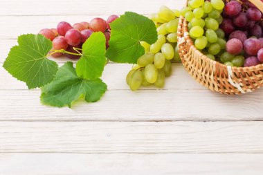 pembe ve yeşil ahşap arka plan üzerinde üzüm