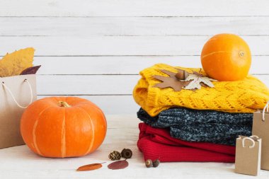 Beyaz ahşap zemin üzerine örme kazak