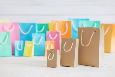 Beyaz ahşap zemin üzerinde kağıt torbalar