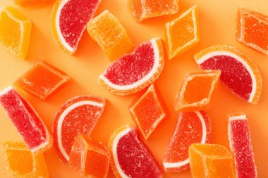 Marmelat tatlılar renkli arka plan üzerinde